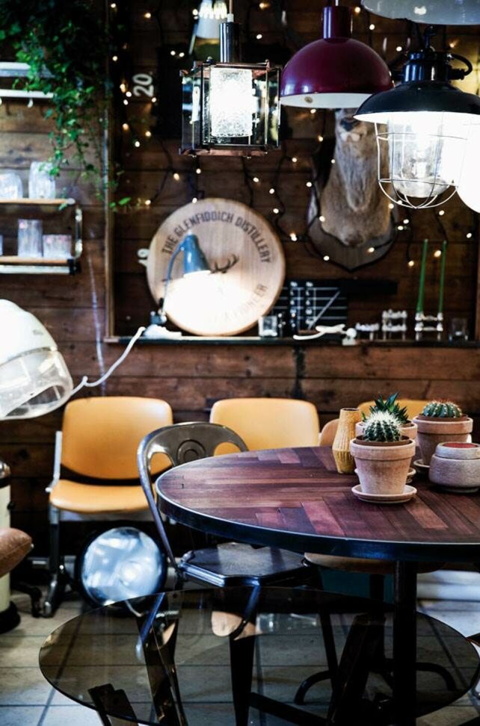 Michaels butik Old er fyldt med alle de skønne fund, han ikke selv har plads til derhjemme. Find butikken på Nørre Farimagsgade 53, kld. i København K.