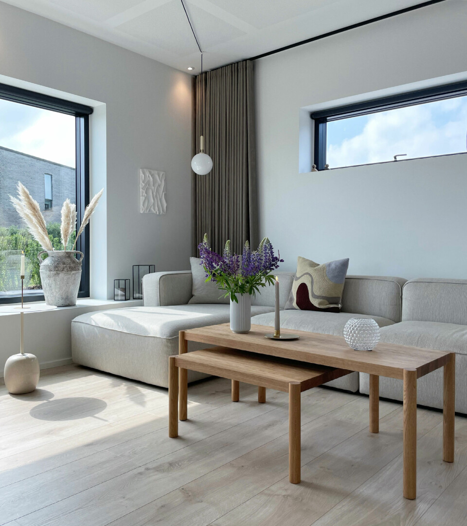 Sofa fra &Tradition, sofabord fra Make Nordic og gardiner fra Botex Danmark.