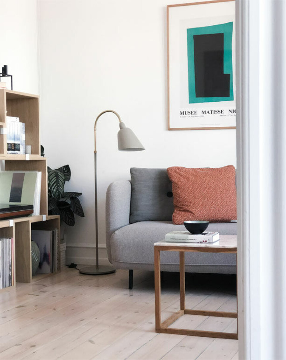 Sofa fra Sofacompany, lampe fra andtradition, pude fra Sakura Copenhagen, sofabord fra Kristina Dam Studio og plakat fra Galerie Maeght.