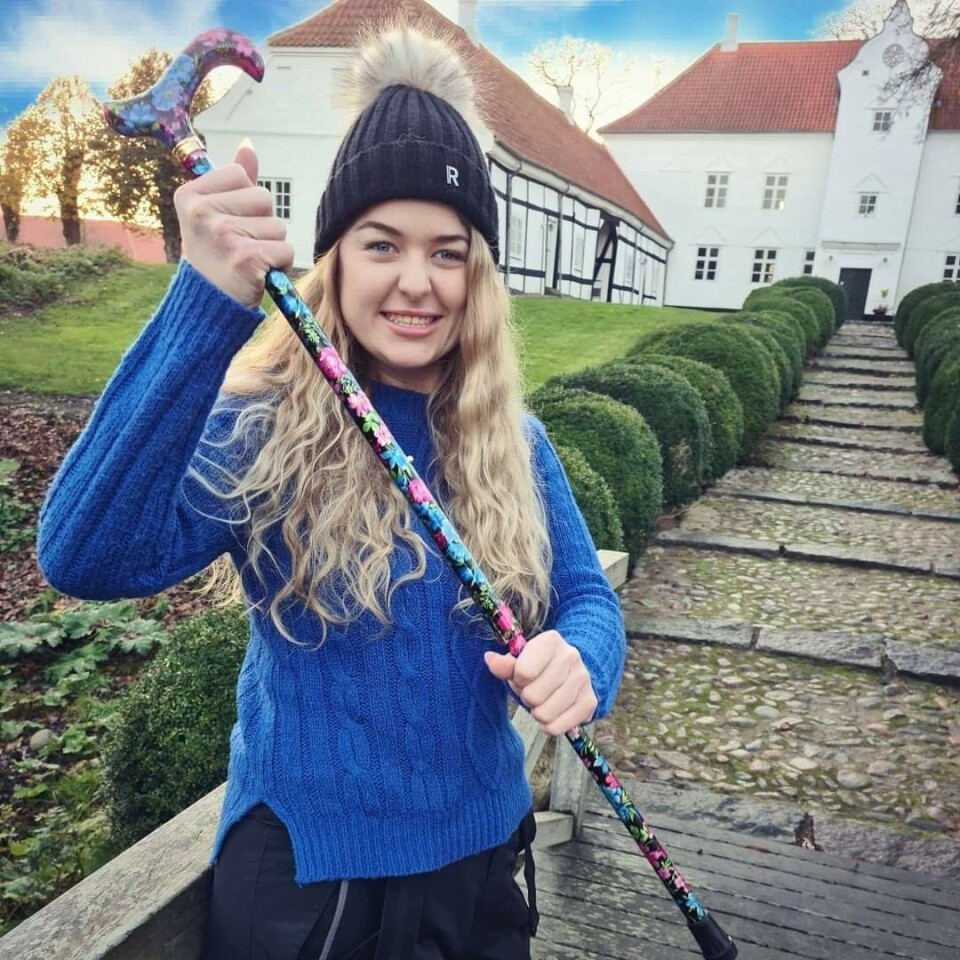 Camilla Styrbæk og stok.jpg