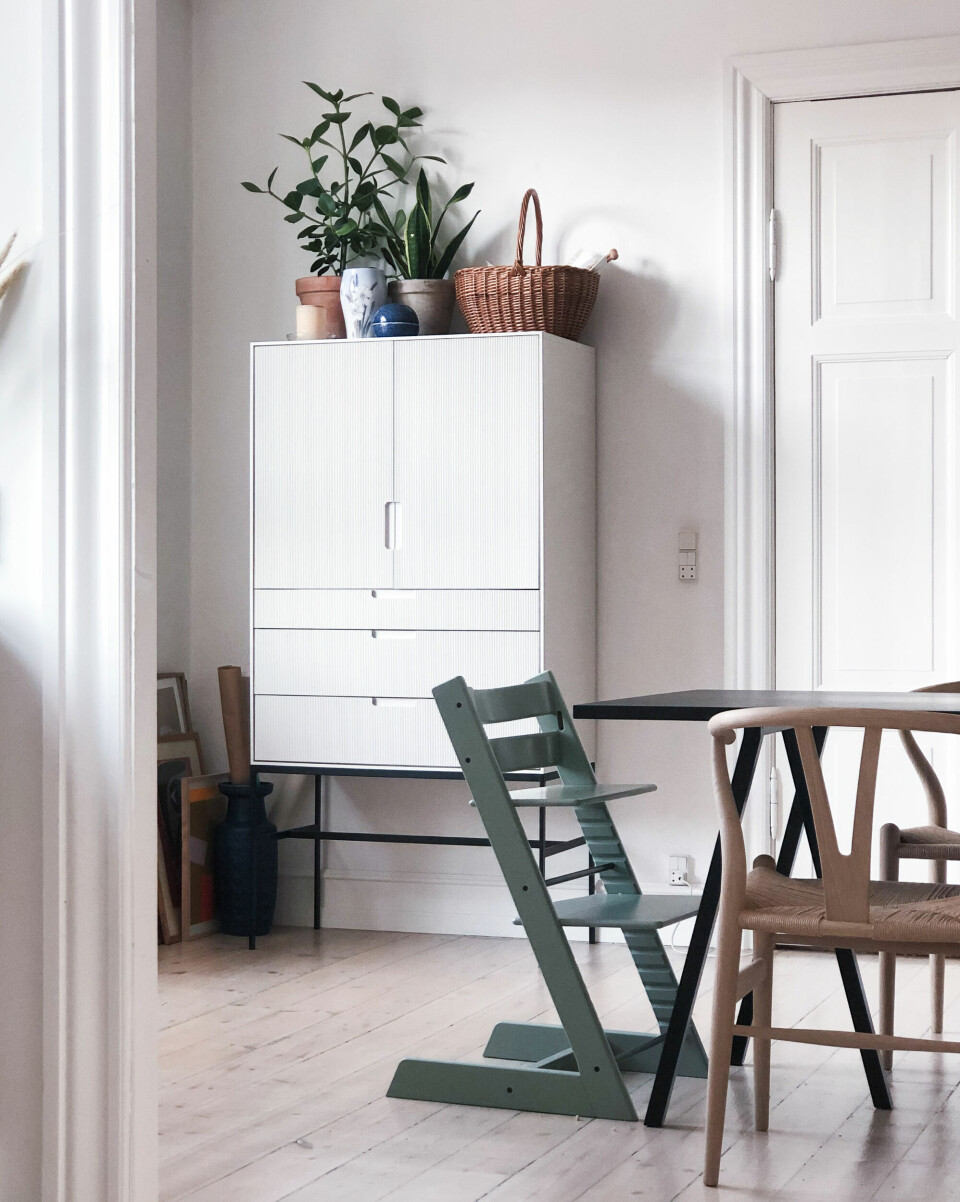 Skab fra Nooma Design og Tripp Trapp højstol fra Stokke.