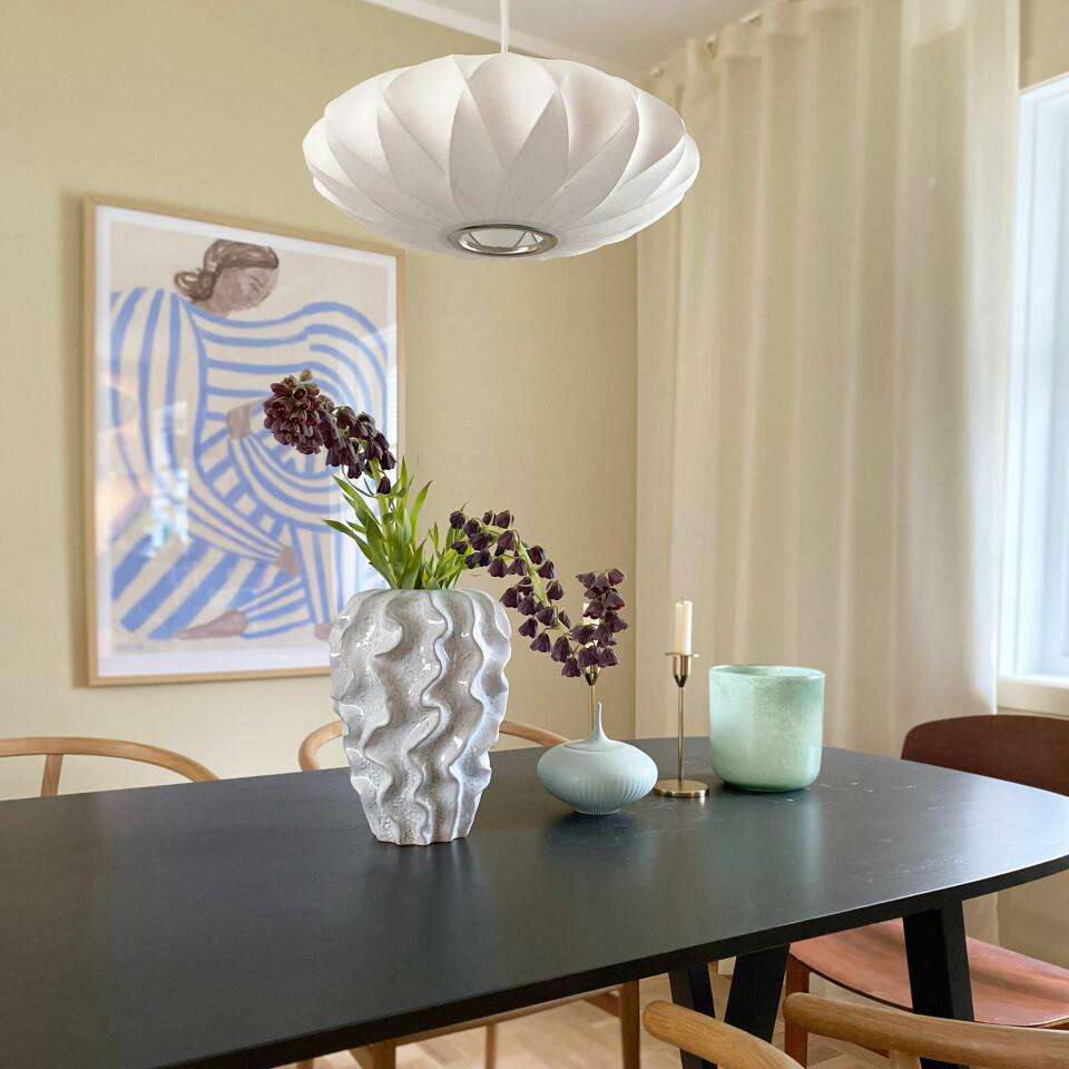 Spisebordet fra IKEA har Rikke selv malet. Den grå vase er fra H&M Home og plakat er fra Artillerietstore.