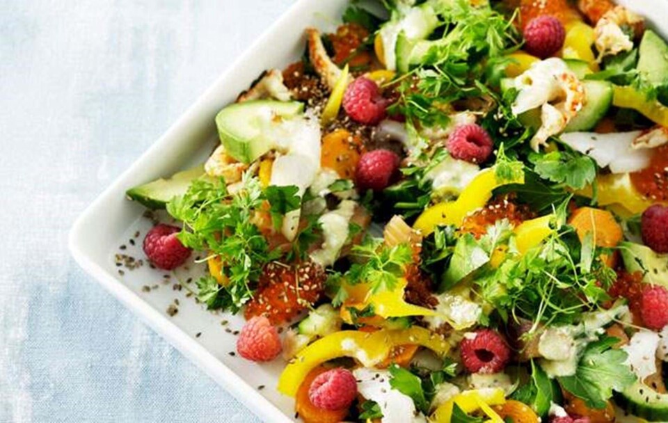 Opskrift på sashimisalat: Salat med laks, hellefisk og krebs