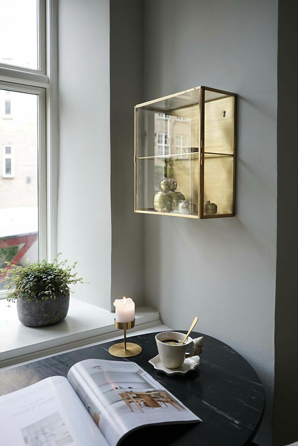 Lille vitrinskab fra House Doctor og musling kop fra Christina Iversen Studio.