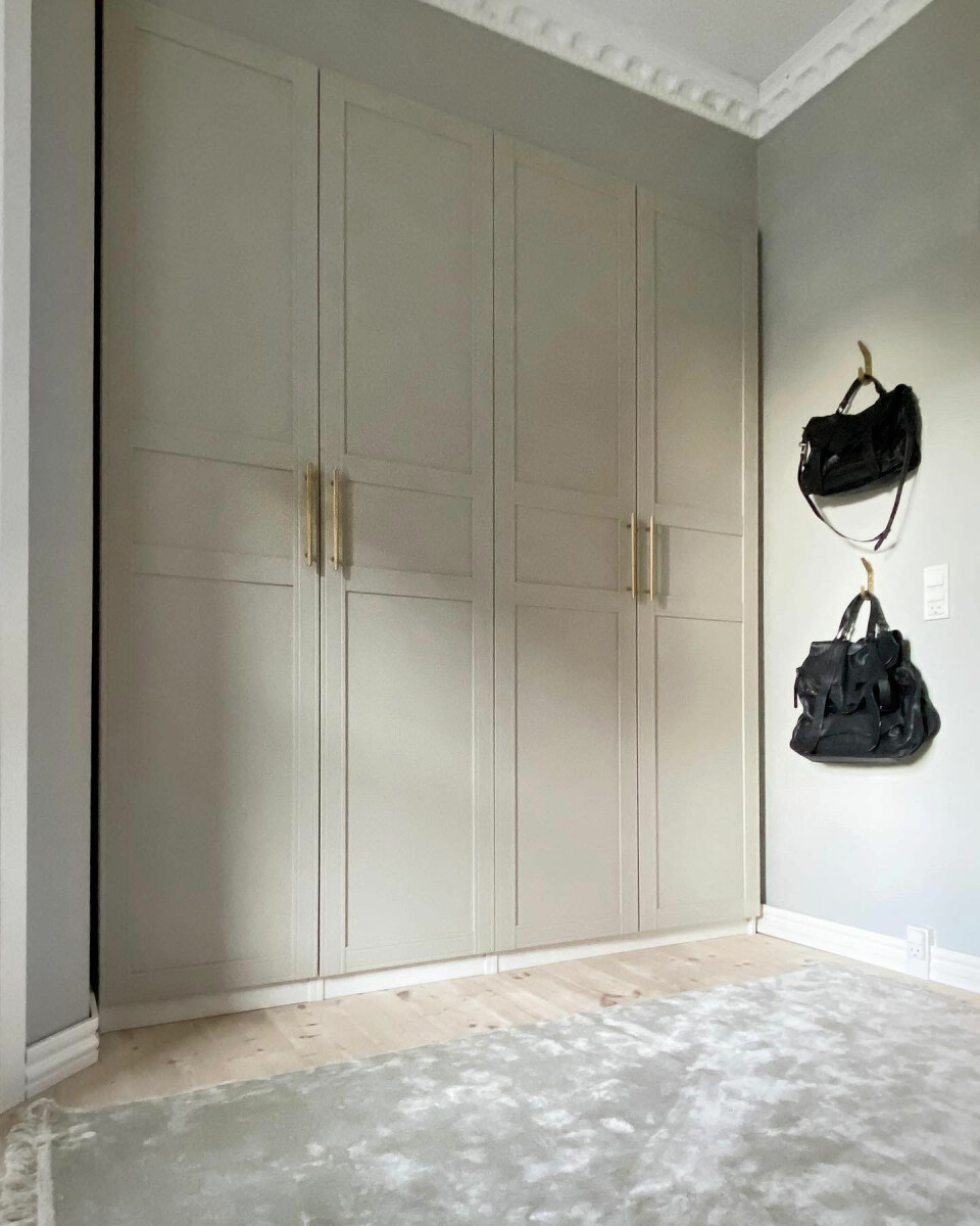 Indbyggede skabe i kontoret. Tæppe fra Trendcarpet.