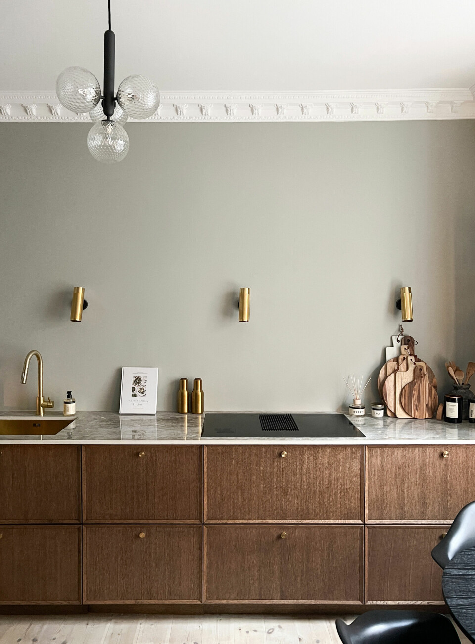 Køkken fra Reform, væglamper fra Thorup Copenhagen og loftlampe fra Nuura.