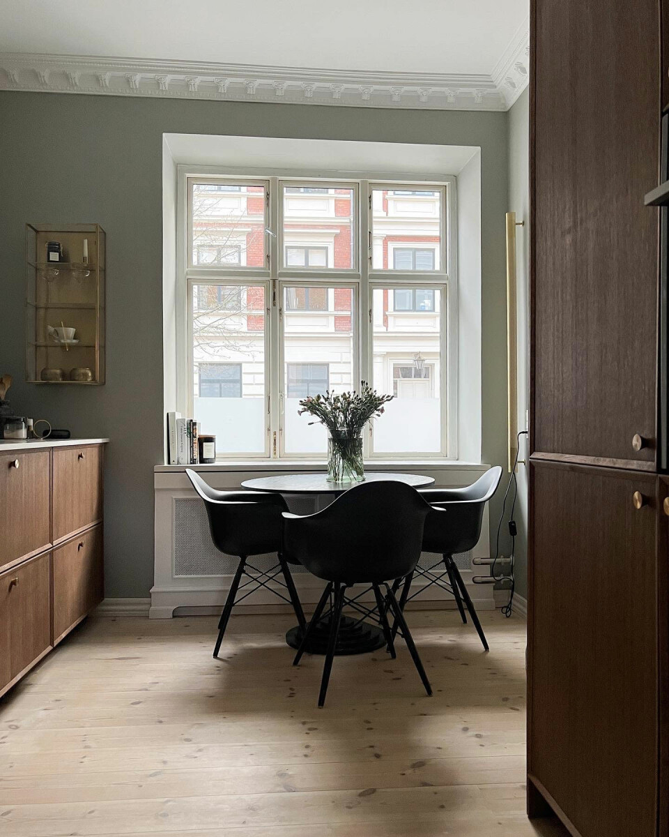 Hvis Rasmus skal vælge, så sidder han helst i køkkenet og arbejder. Stole fra Eamse og spisebord fra AYTM