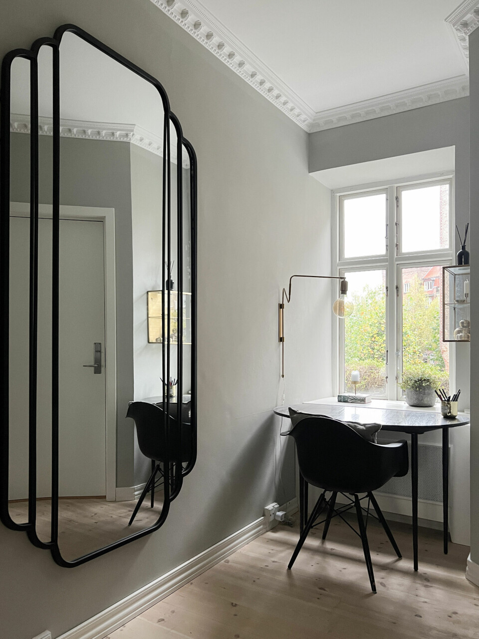 Spejlet i kontoret er fra Nordal Interiors, stol fra Eames og skrivebord fra House Doctor.