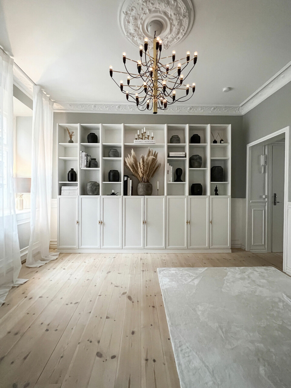 I bogreolen ligger Rasmus' grimme bøger gemt godt væk.