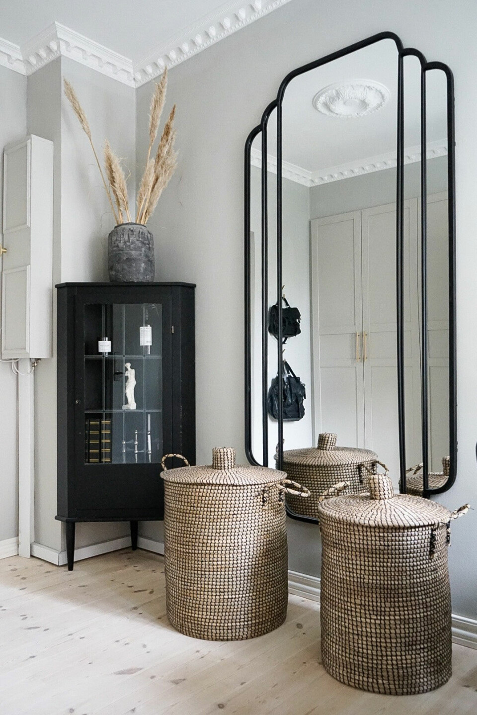 Det sorte hjørneskab har Rasmus arvet fra sin mor.