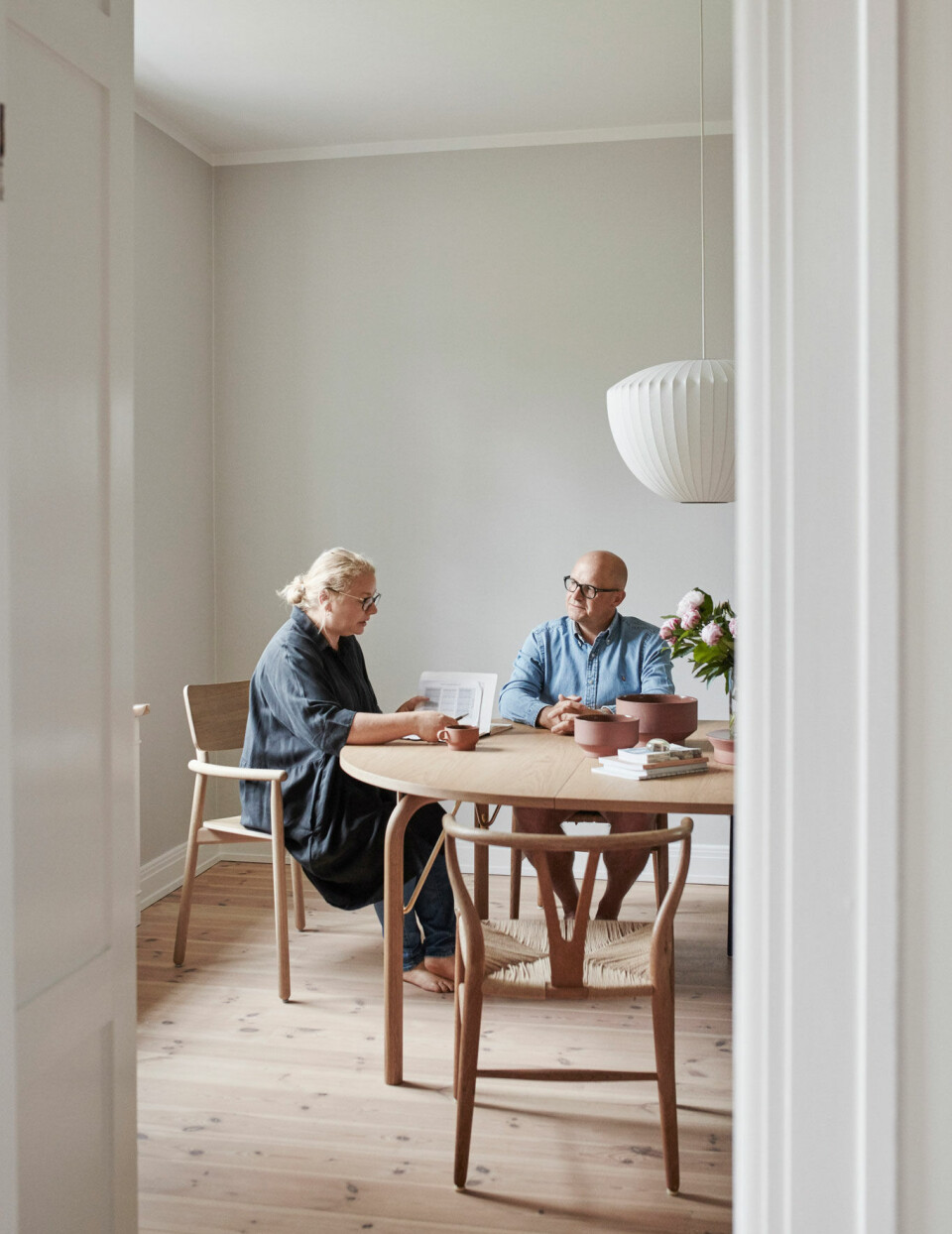 Jesper og Vibeke Panduro i deres spisestue. Stolen, Hven, som Vibeke sidder på er fra Skagerak.