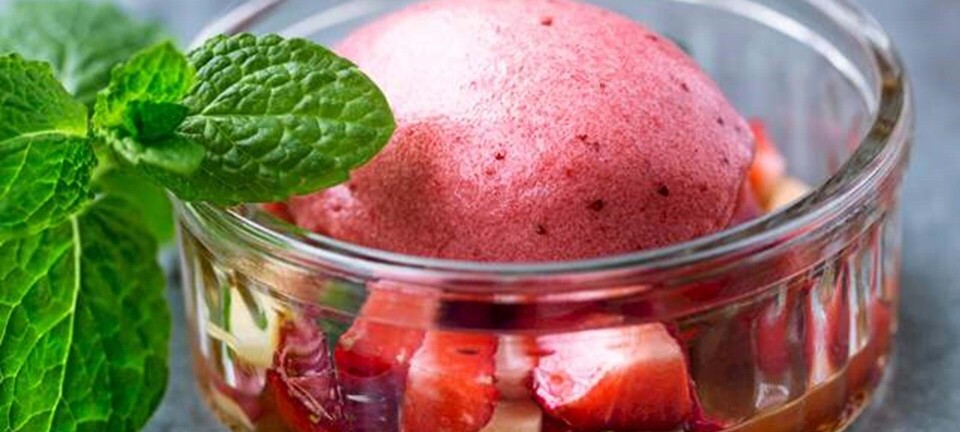 Jordbærsorbet med fersken-jordbær-salsa