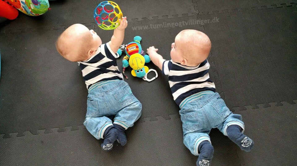 Tvillinger i ens tøj