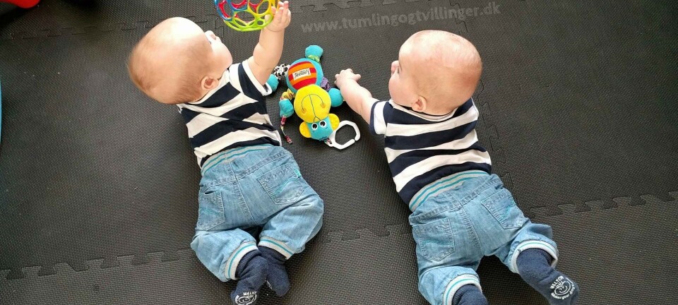 Er det forkert af klæde sine tvillinger i ens tøj?