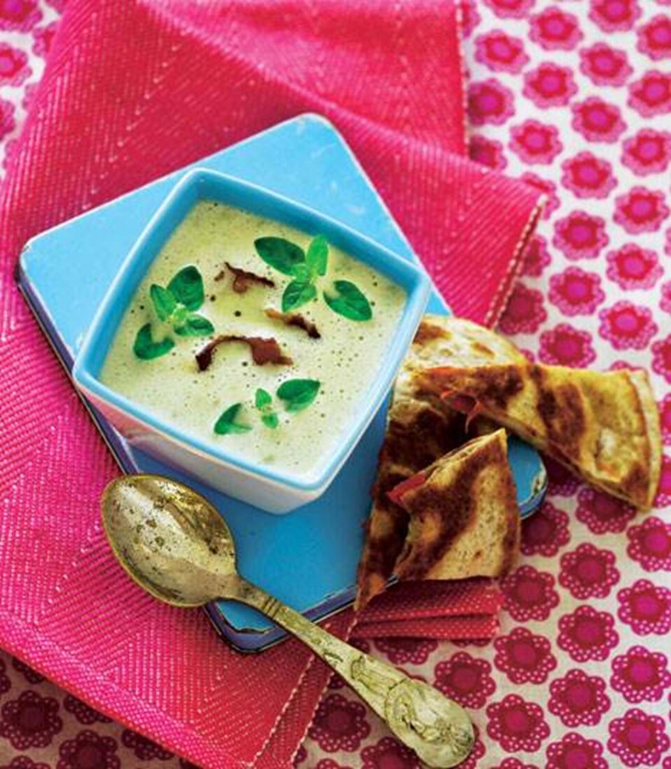 Grønsagssuppe med bacon og purløgsdrys