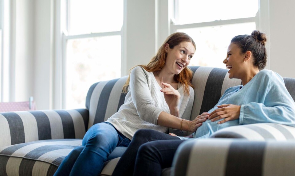 Inspiration til small talk: 5 alternative spørgsmål, du kan stille din gravide veninde