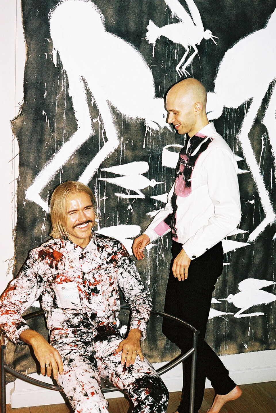 Bag Mads (tv.) og Emil hænger maleri af Frederik Næblerød