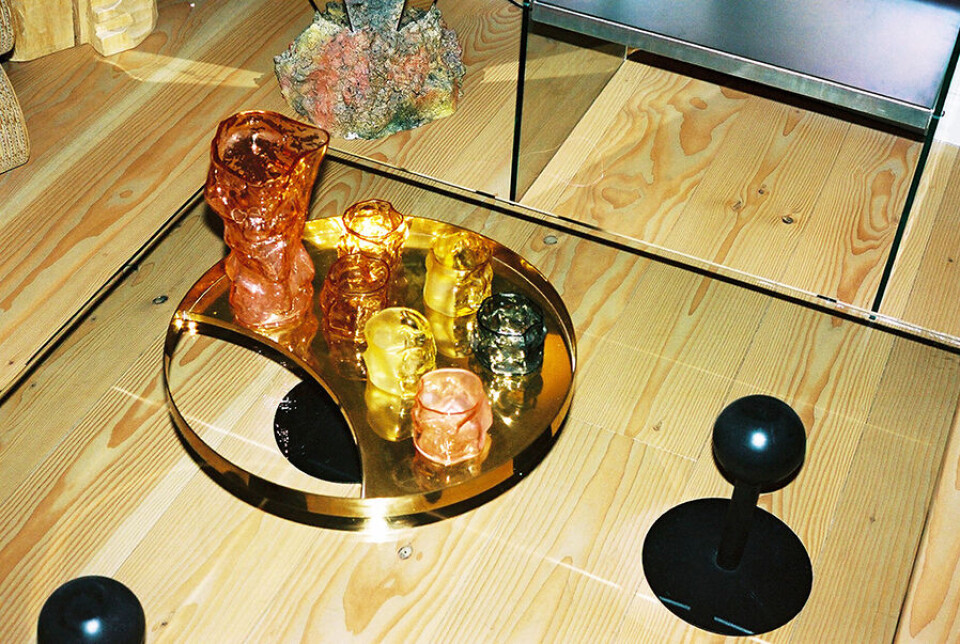 Sofabordet Les Trois Suisses er designet af Philippe Starck, og bakken med glaskunst er af FOS