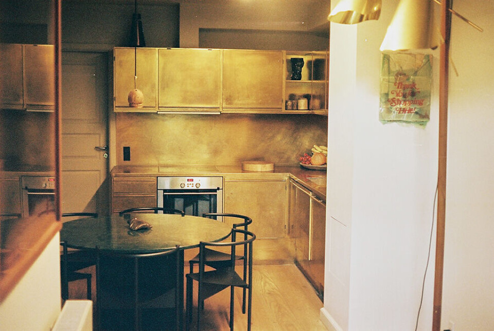 Mads og Emil beholdt det eksisterende køkken, da de flyttede ind i lejligheden, men fik en gørtler til at beklæde alle overflader med messing