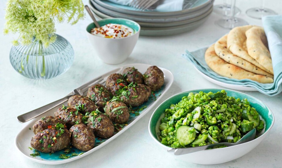 Krydrede frikadeller med ærte-myntesalat