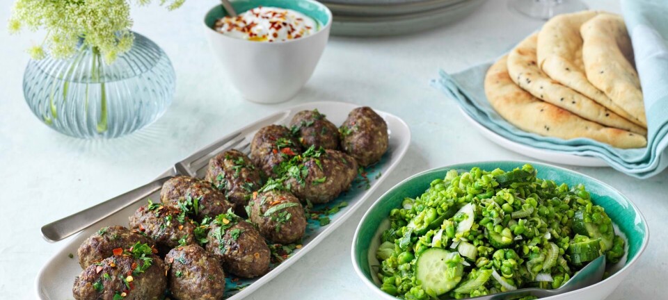 Krydrede frikadeller med ærte-myntesalat