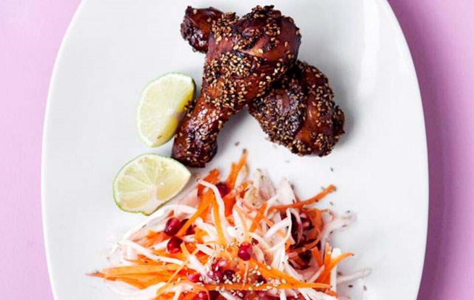 Marinerede kyllingelår med hvidkålssalat
