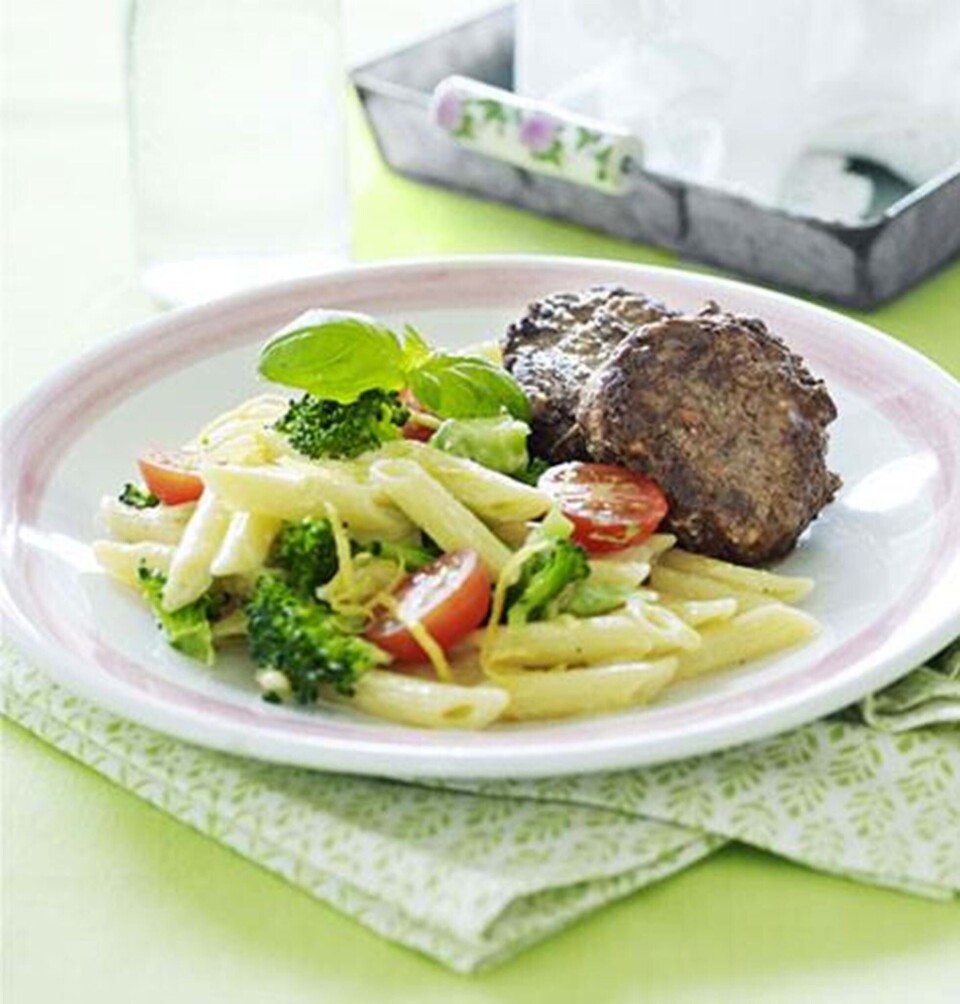 Små hakkebøffer med citronpasta og broccoli