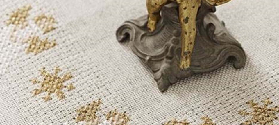 Brodér en juledug med forgyldte engle