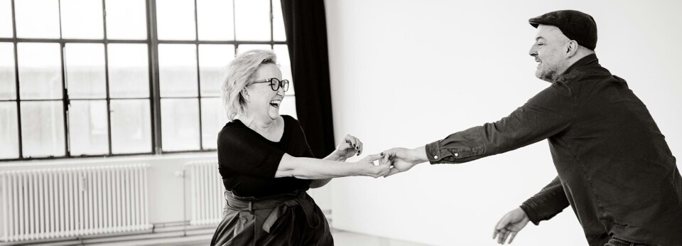 Et sort-hvid billede af Mads Nygaard og Tine Gøtzsche som holder i hånd, mens de danser og smiler