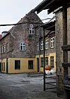 Den gamle marcipanfabrik ligger i en baggård på Amager, og øverst oppe under de skrå vægge har rumdesigner Kamilla Rosado indrettet et fantastisk hjem til sig selv og familien.