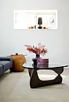 Rene linjer i stuen. Det smukke sofabord af Noguchi fås bl.a. hos Casanova Møbler.