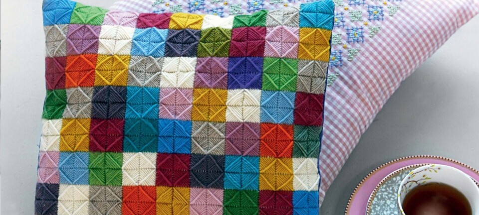 Puder med uldbroderi og korssting