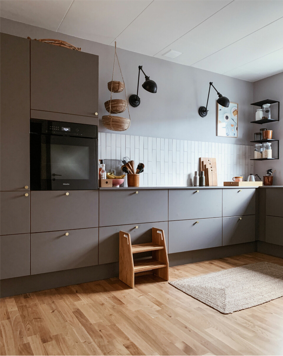 Køkken fra HTH, fliser fra Marokk, skammel fra Træfolk og lamper fra Nordal Interiors.
