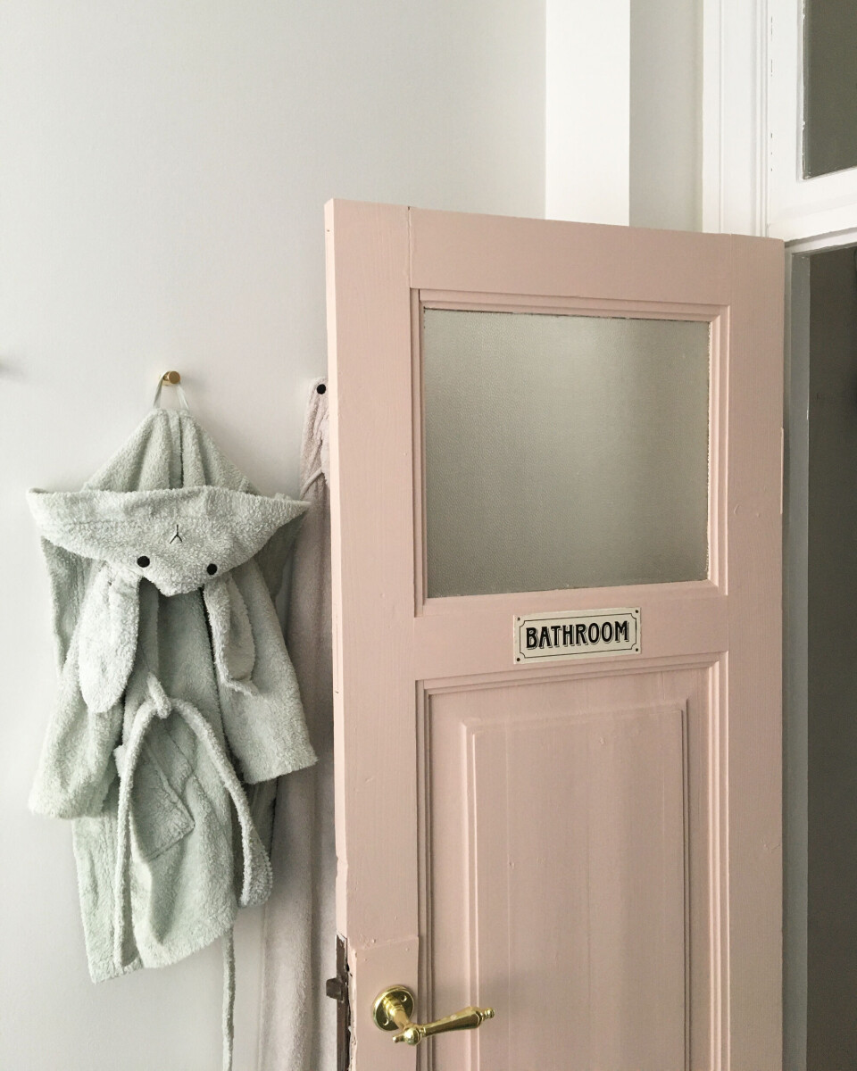 Badeværelsesdør lyserød