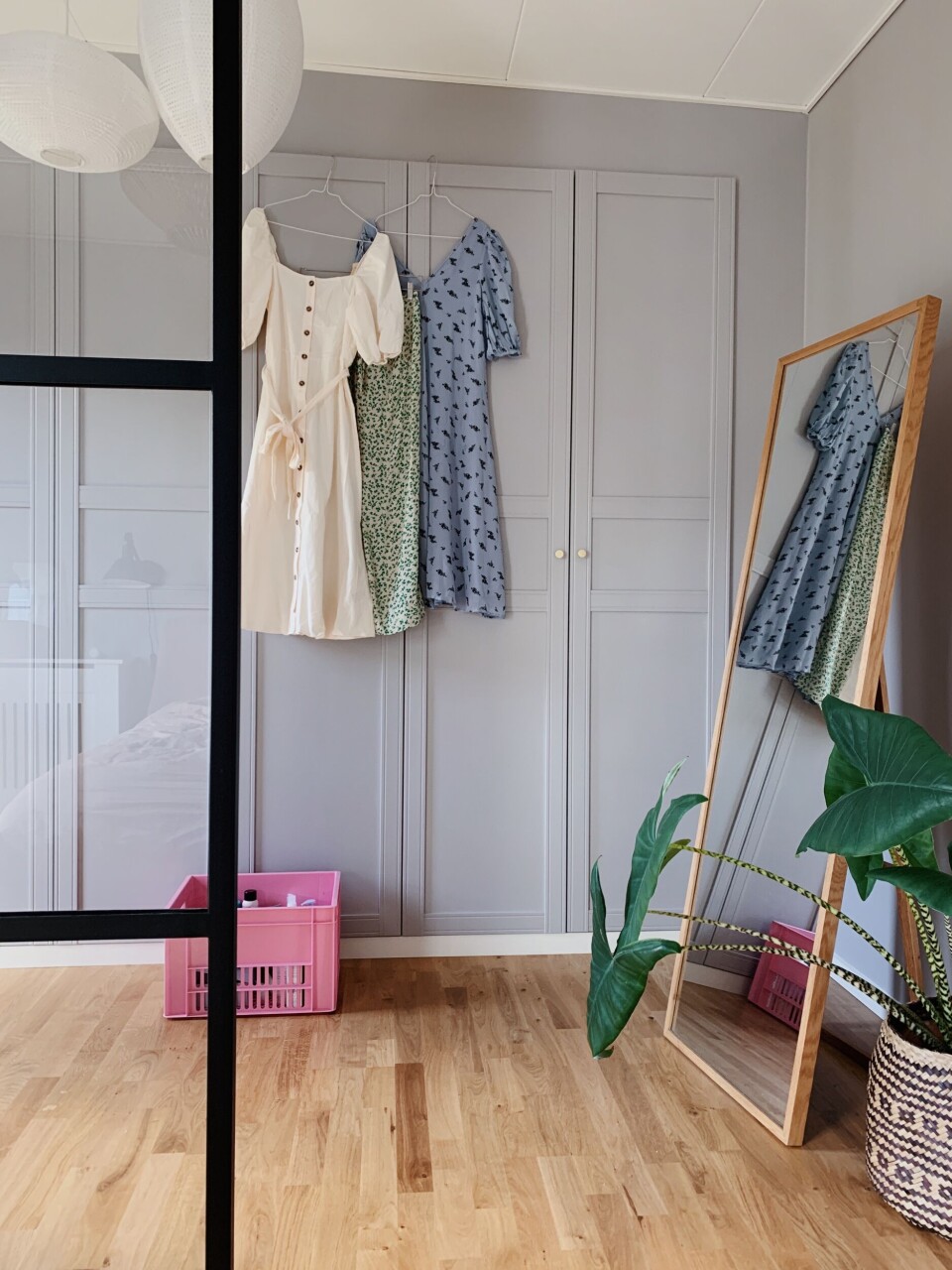Parret har selv bygget de indbyggede skabe, som er et IKEA-hack på IKEA’s PAX moduler.