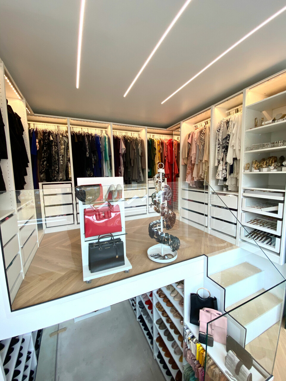 To-etagers walk-in closet.