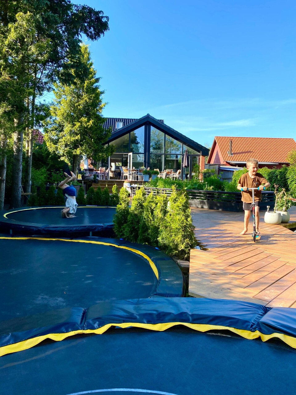 Børnezonen med 7 trampoliner er et stort hit for Line og Dan's 3 børn.