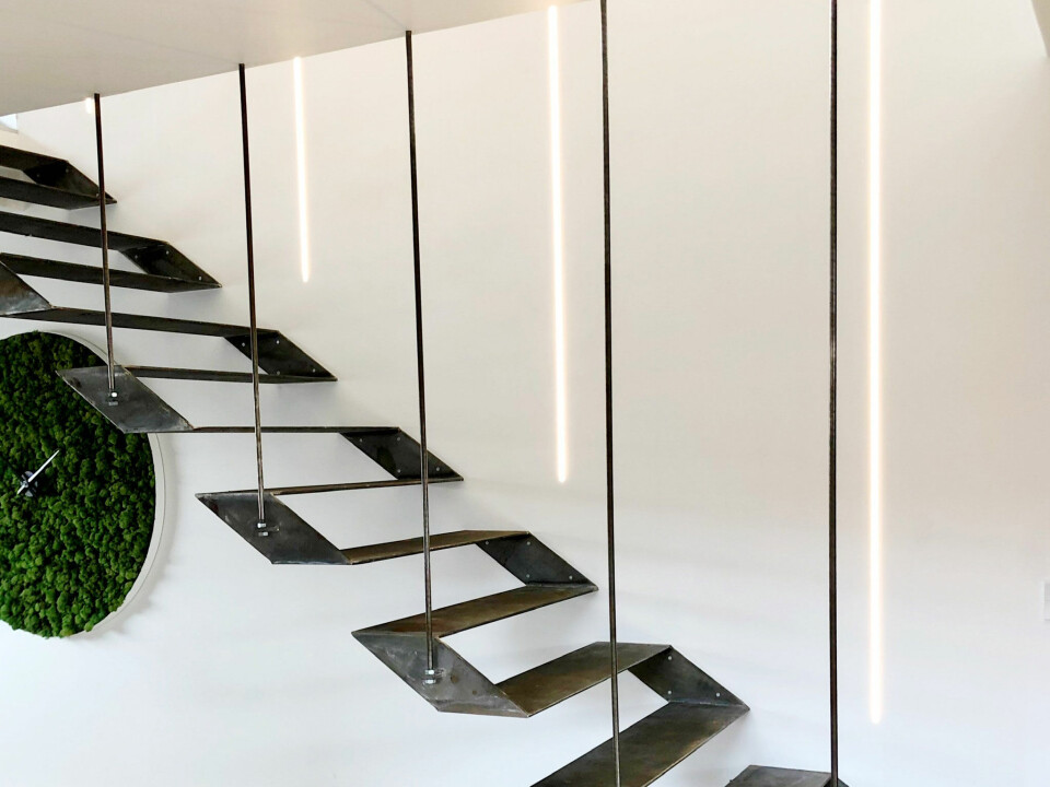 Line og Dan har selv designet trappen i jern.