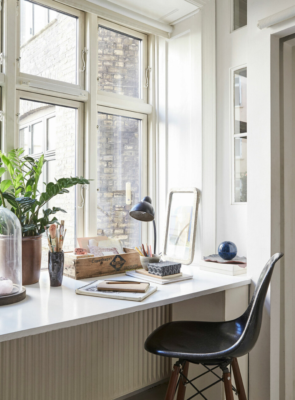 I soveværelset er der også blevet plads til en smart indbygget skrivebordsløsning ved vinduet. Den høje Eames-stol er fra relove.dk