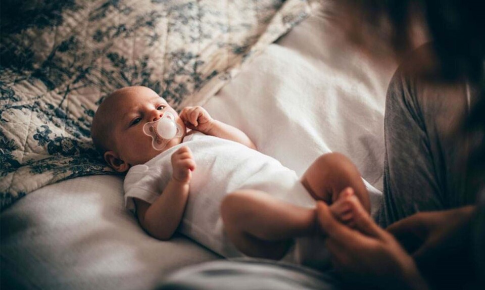 Baby får zoneterapi