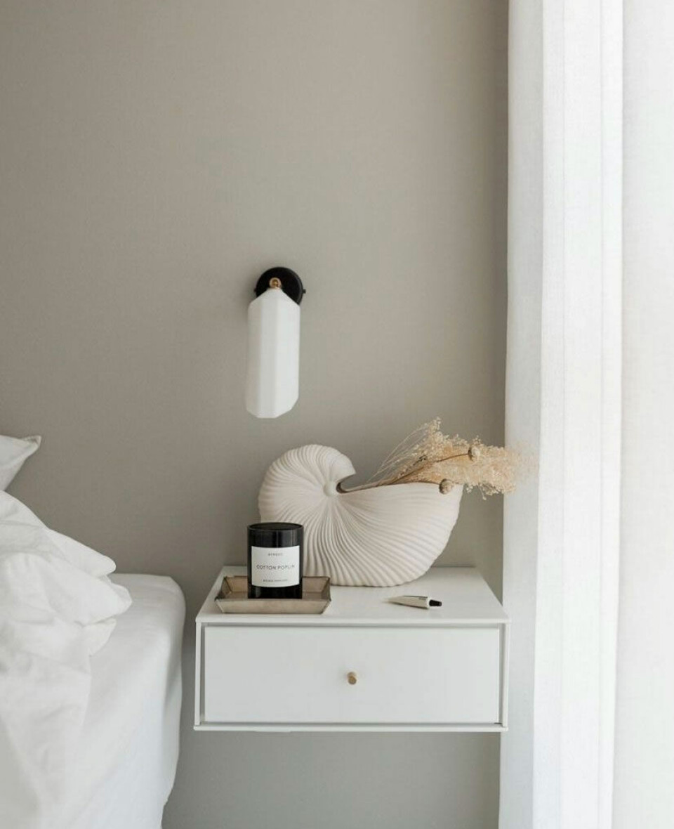 Sengebord fra Ilva og lampe fra Le Klint.