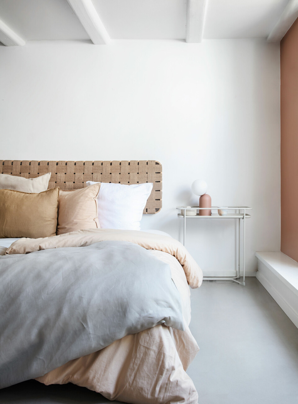 Sengelinned i beige økologisk stenvasket bomuld, Studio Feder, 550 kr. Sengelinned i ubleget hør, Ikea, 399 kr. Pudebetræk i hvidt hør, H&M Home, 99 kr. Pudebetræk i kakifarvet hør, H&M Home 129 kr. Væggen til højre er malet med farven Terra di siena brændt fra Flügger.