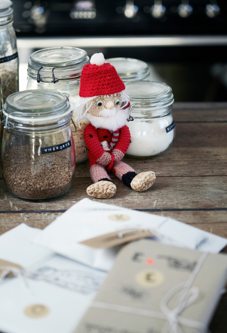 Som noget af det eneste i de traditionelle rød-hvide julefarver har den lille nisse fundet vej til familiens køkken. Den er købt i den lokale genbrugsbiks.