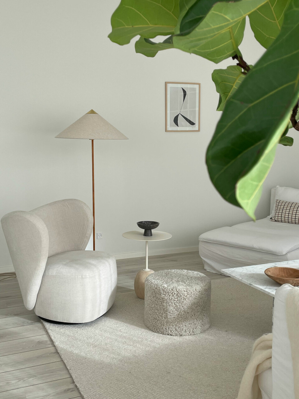 Lænestolen Little Big Chair lænestol fra NOR11 holder Katja meget af. Puf fra Natures Collection og lampe fra Gubi.