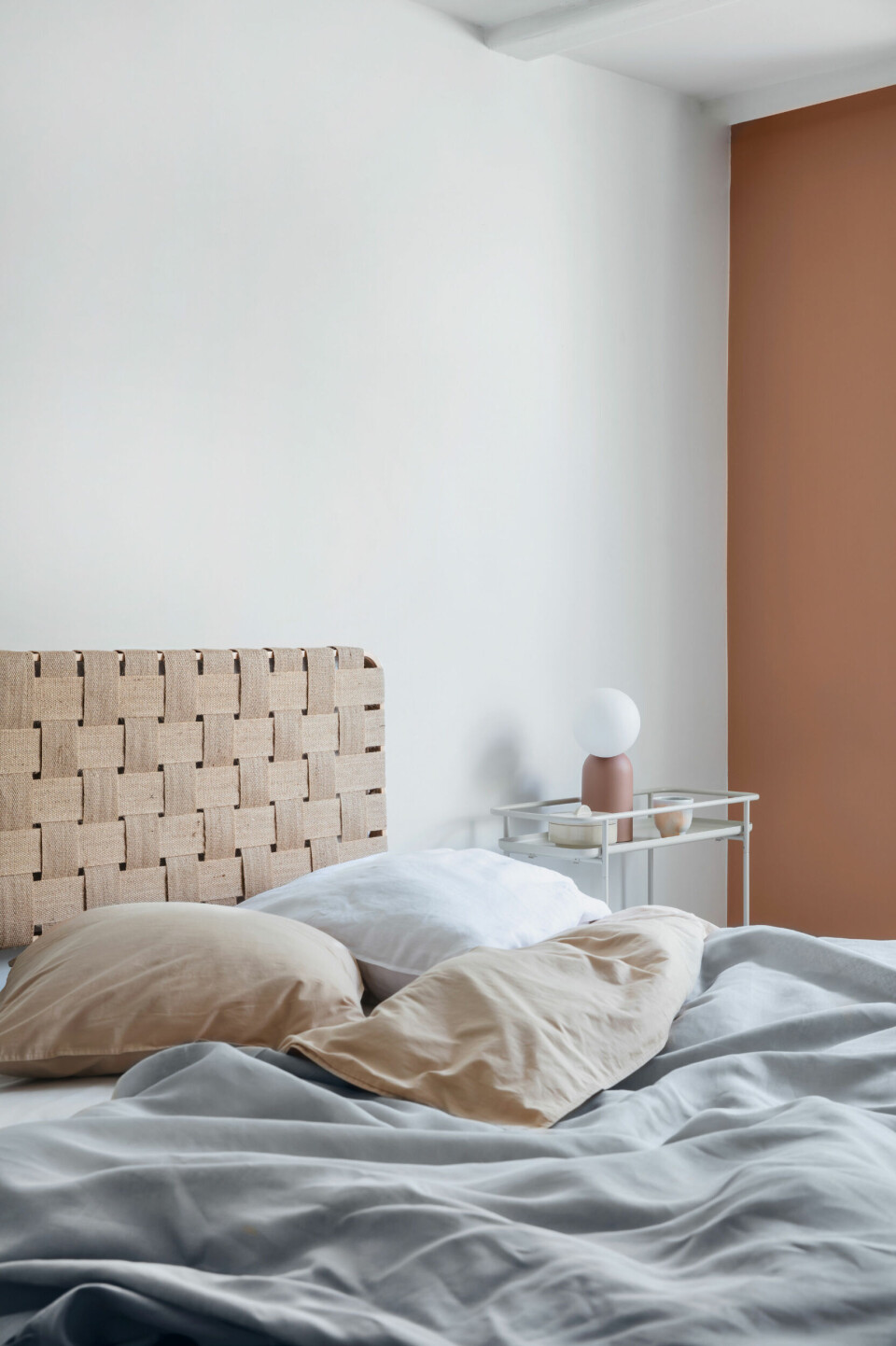 Bord i metal, Ikea, 199 kr. Bordlampe, Made.com, 479 kr.