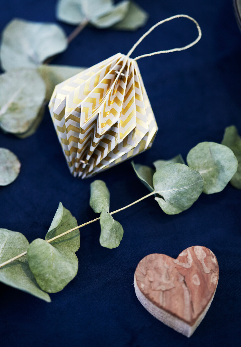 Den foldede diamant er fra H&M Home og hjertet i træ er købt hos Tiger. Grenene er eukalyptus.