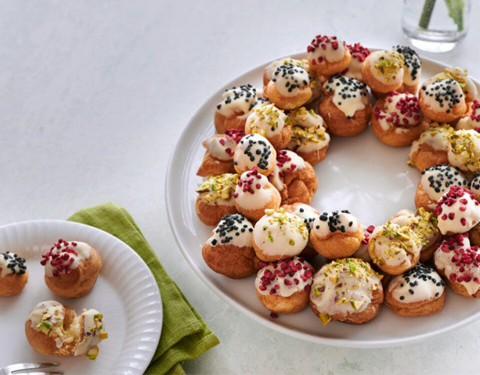 Profiteroles med hvid chokolade krans
