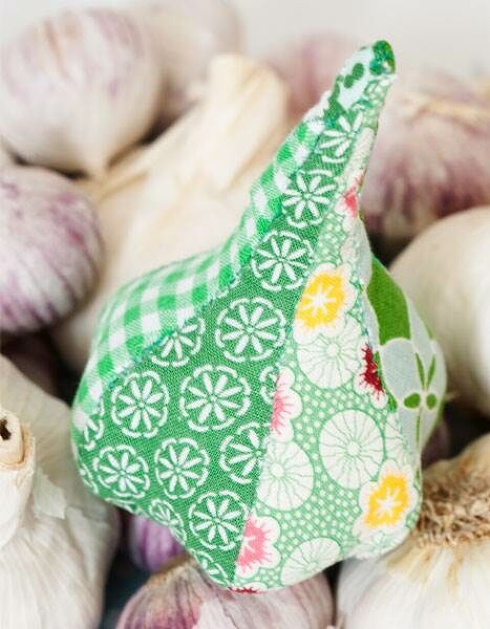 Fin patchwork: Sy en hvidløgsfigur