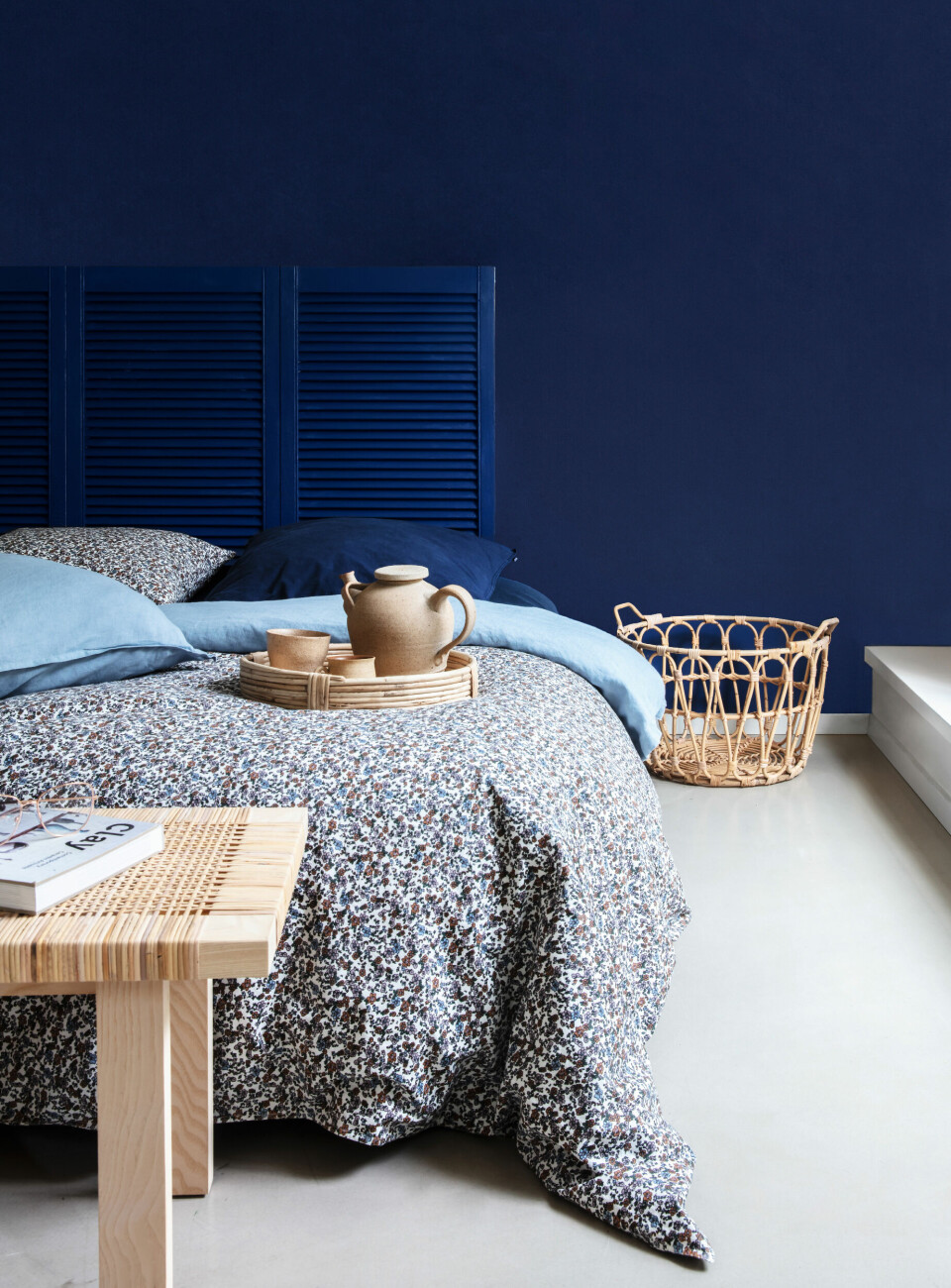 Mønstret sengelinned i økologisk bomuld, Studio Feder, 550 kr. Lyseblåt sengelinned i hør, H&M Home, 349 kr. Mørkeblåt pudebetræk, Magasin, 149 kr. Bambuskurv, Ikea, 249 kr. Bord i asketræ med flet, Ikea, 899 kr. Keramikken samt bakken er loppefund. DIY