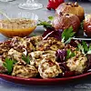 Ande-frikadeller med 'andegrever' og abrikoschutney